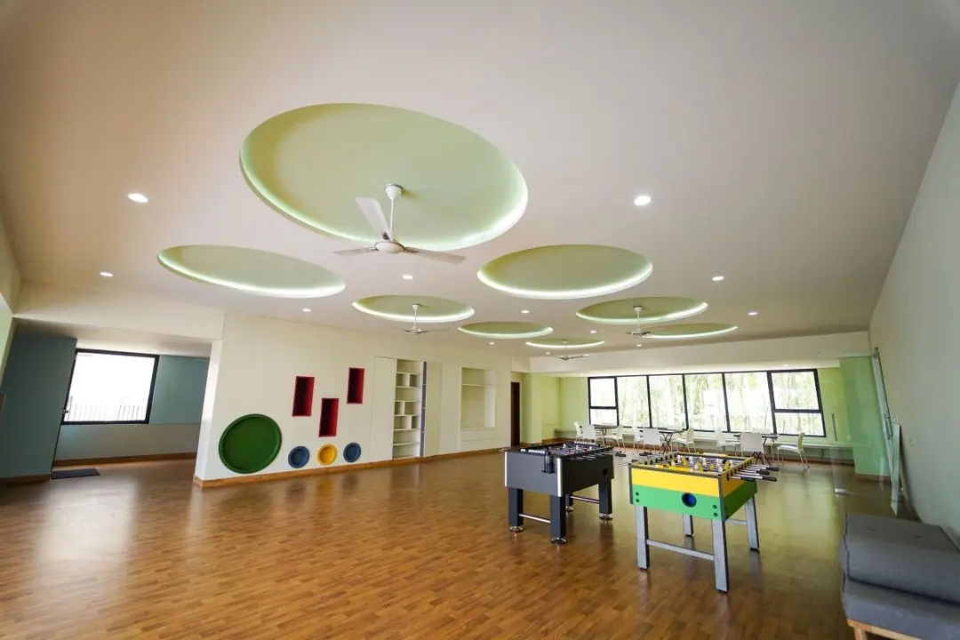 Optimized_Indoor_game_room_view_7b3193d047.webp